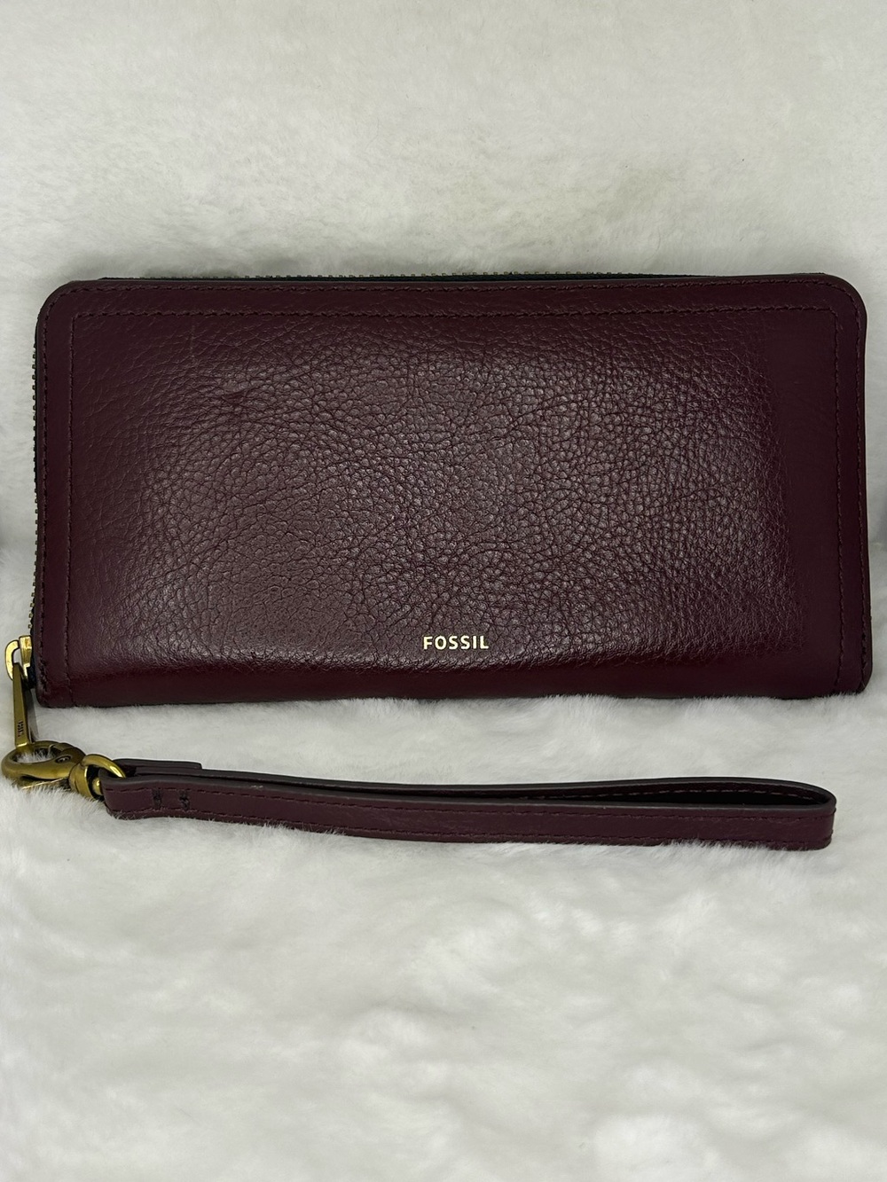 FOSSIL COW HIDE LEATHER ZIP AROUND CLUTCH WITH WRISTLET